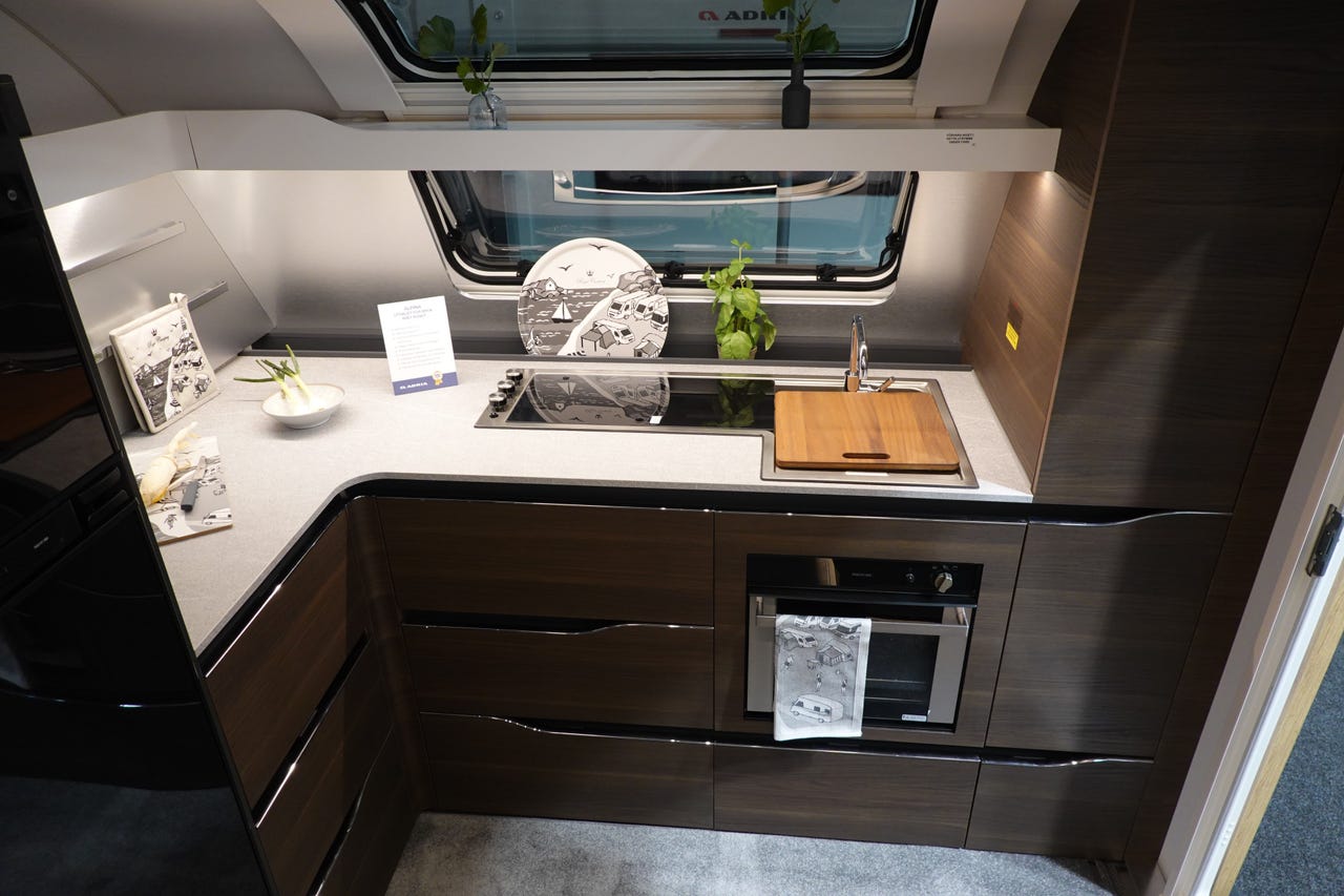 Cuisine de l’Adria Alpina 753 HT avec four et micro‑ondes