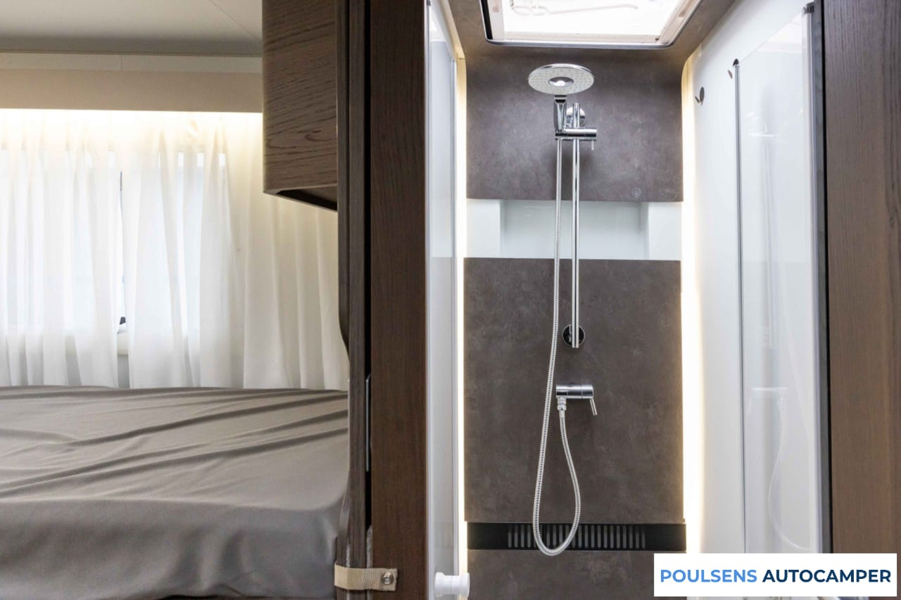 Salle de bain du Adria CORAL 670 SL 2020 avec douche et WC