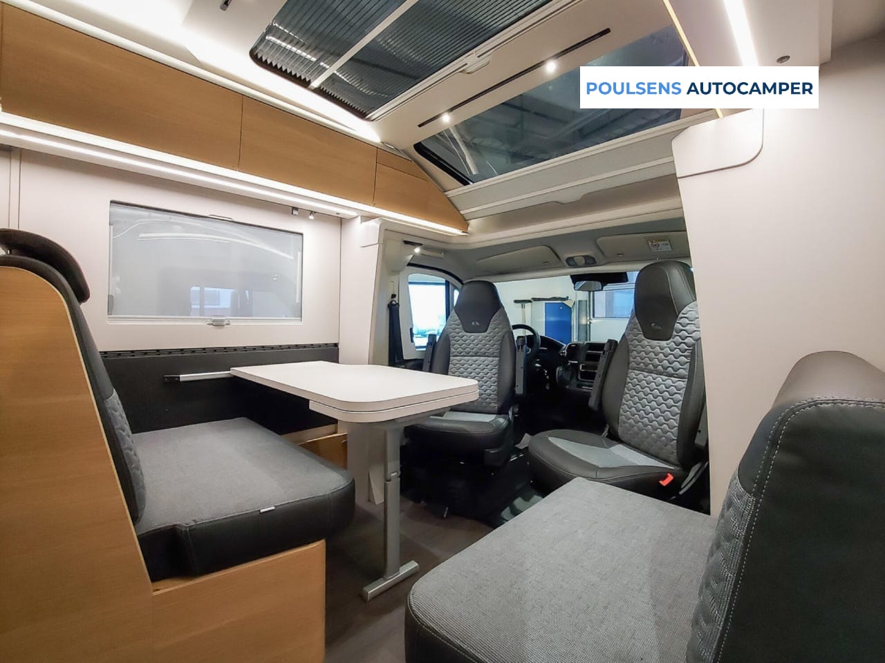 Cuisine du Adria Coral Plus 670 SL avec réfrigérateur