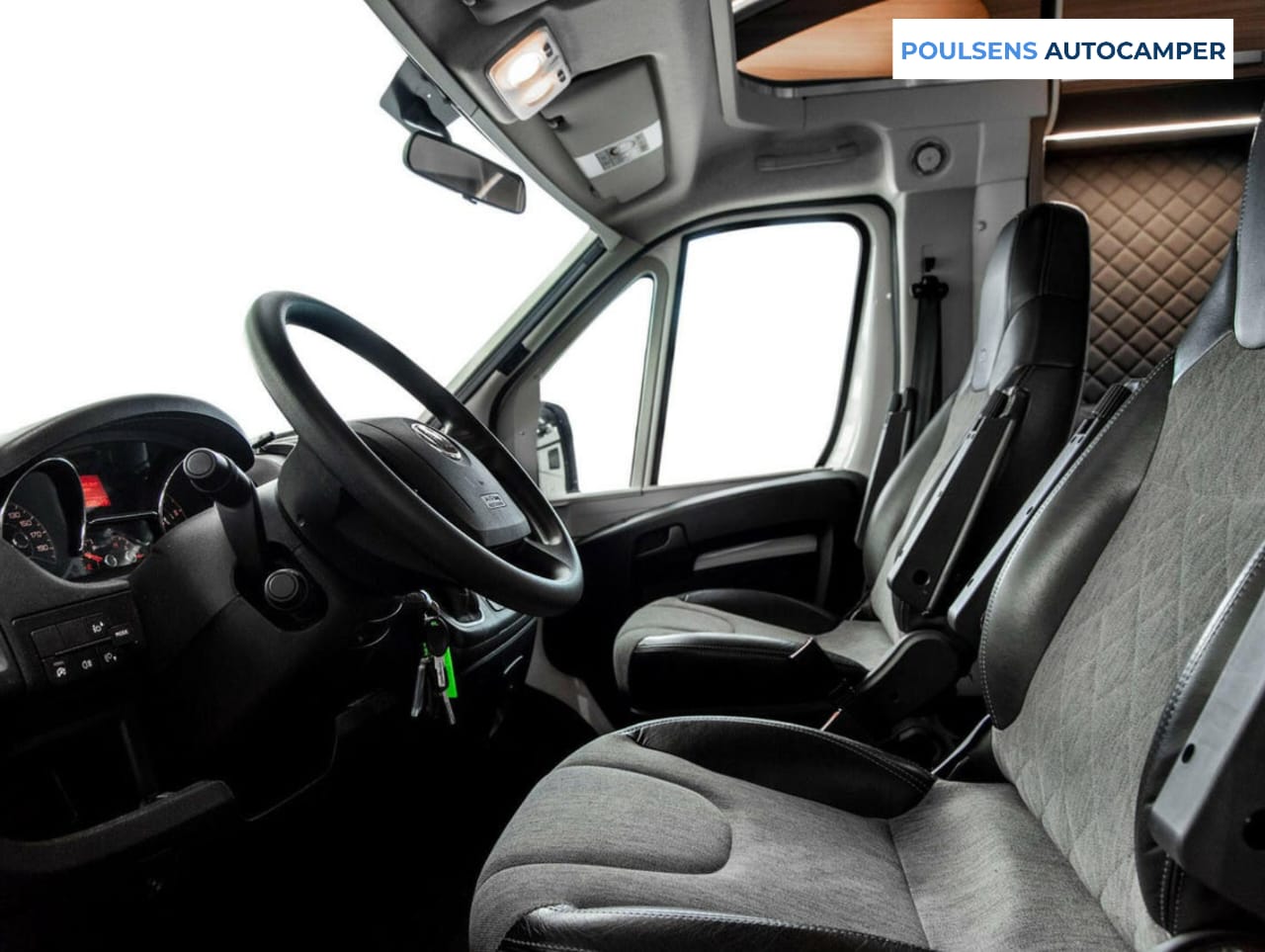 Cabine avant du Adria MATRIX 670 SC 2020 avec tableau de bord Fiat