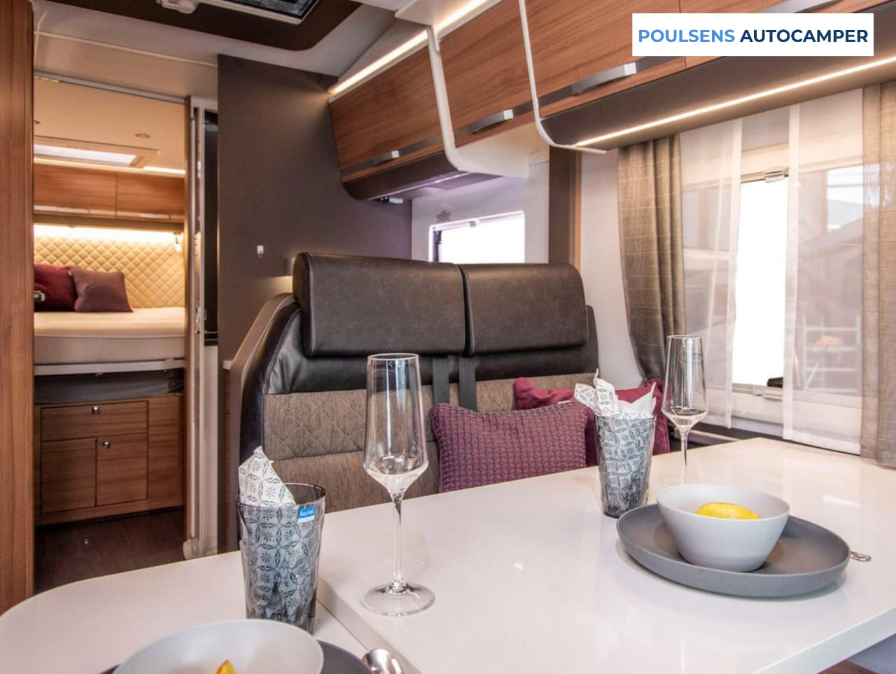 Salon intérieur du Adria MATRIX 670 SC 2020 avec lit pavillon