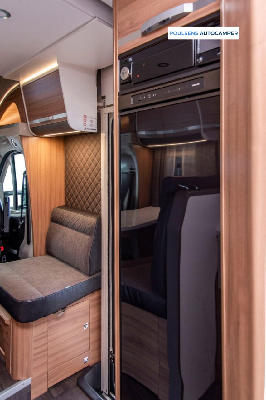 Salon intérieur du Adria MATRIX 670 SC 2020 avec lit pavillon