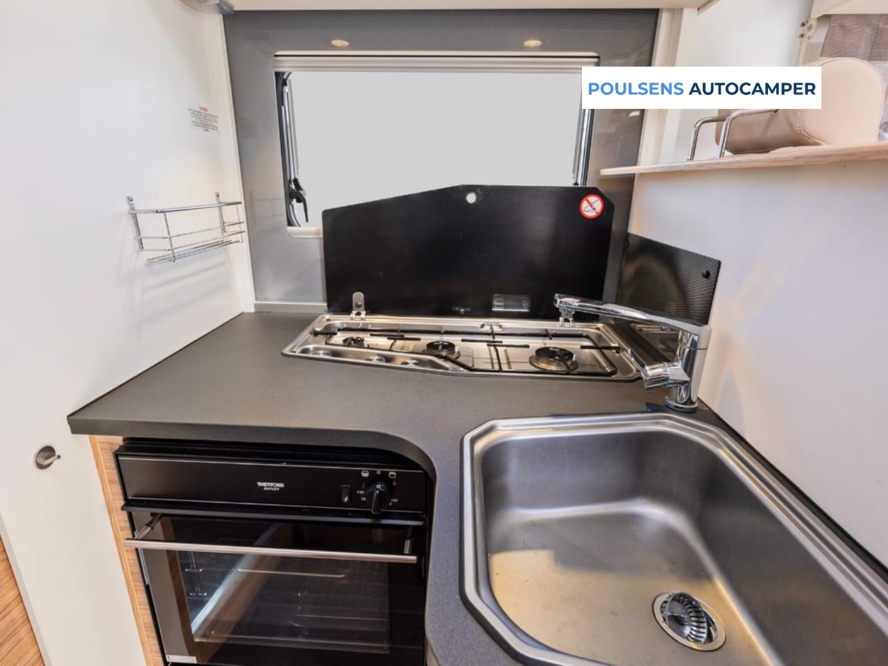 Cuisine de l’Adria Matrix M 670 SC avec réfrigérateur