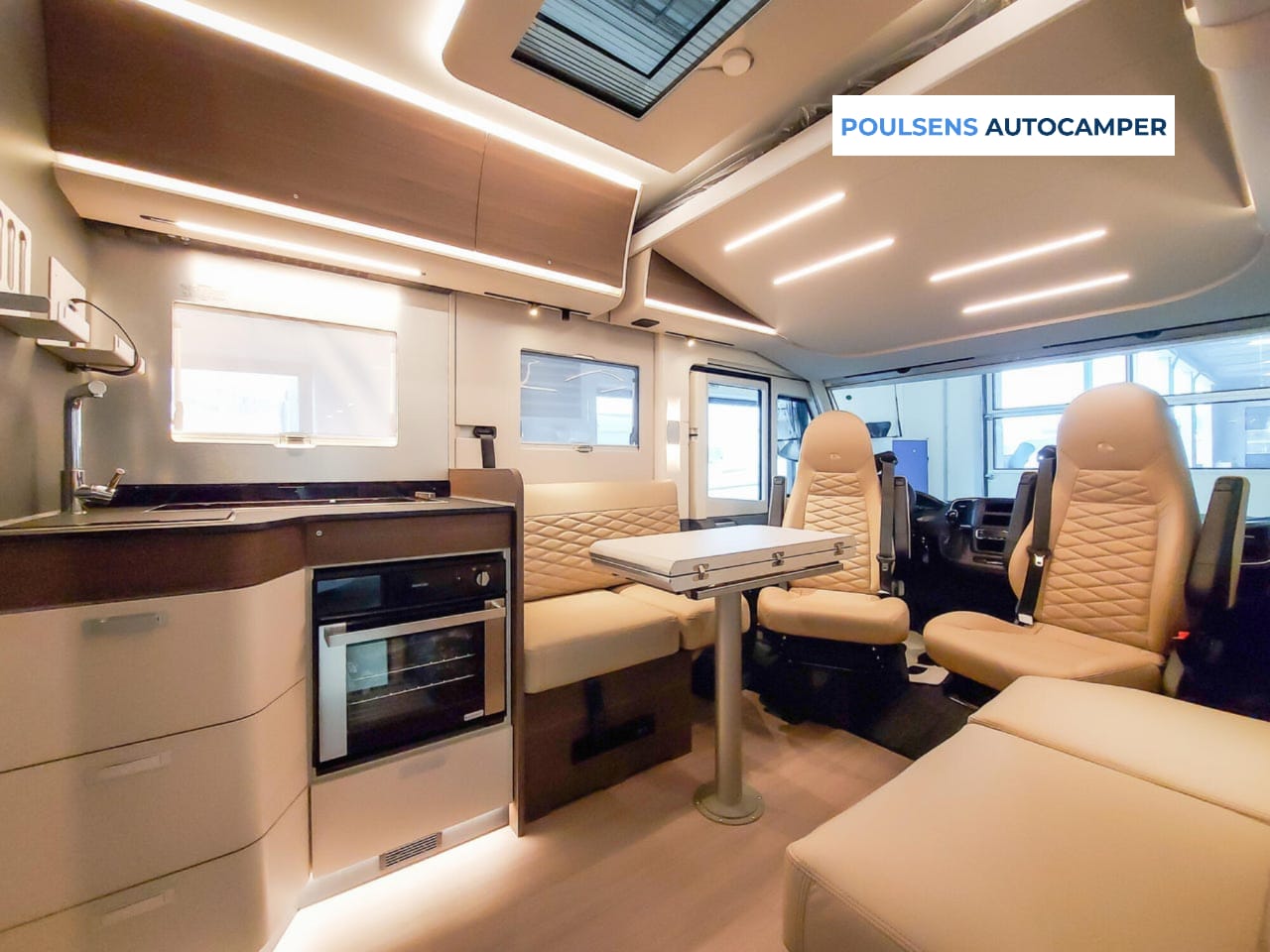 Salon intérieur du Adria Sonic Supreme 700 DL