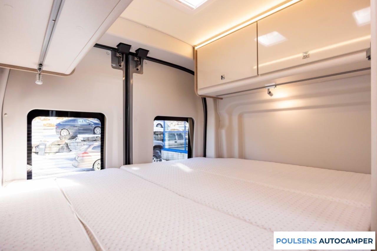 Espace couchage du Bürstner Lineo C 590 2023 avec lit transversal