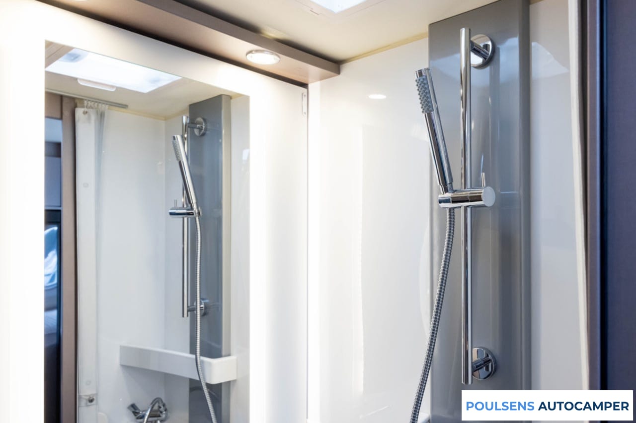 Salle de bain du Bürstner Lyseo TD 690 2021 avec douche et toilettes