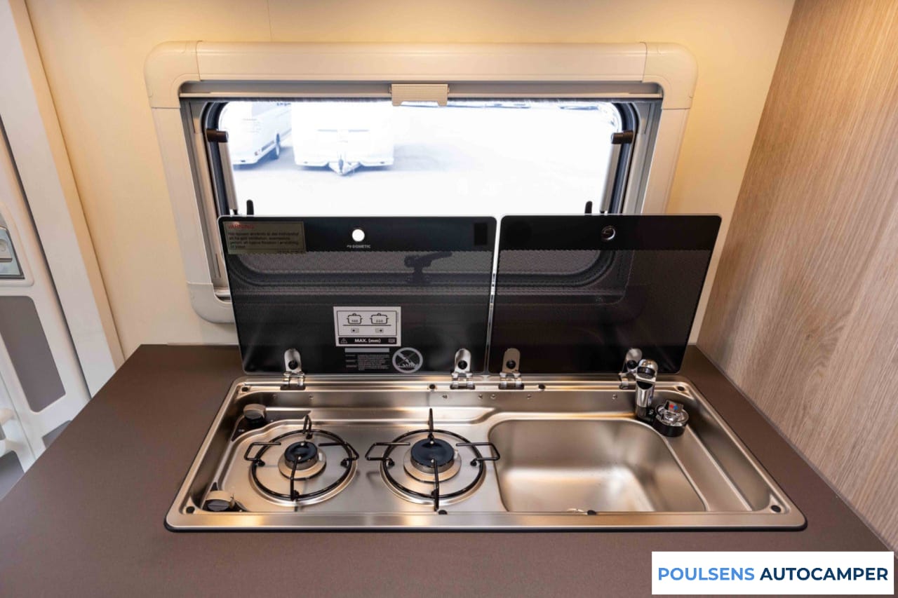 Cuisine du Bürstner Nexxo VAN T 700 2023 avec réfrigérateur et rangements