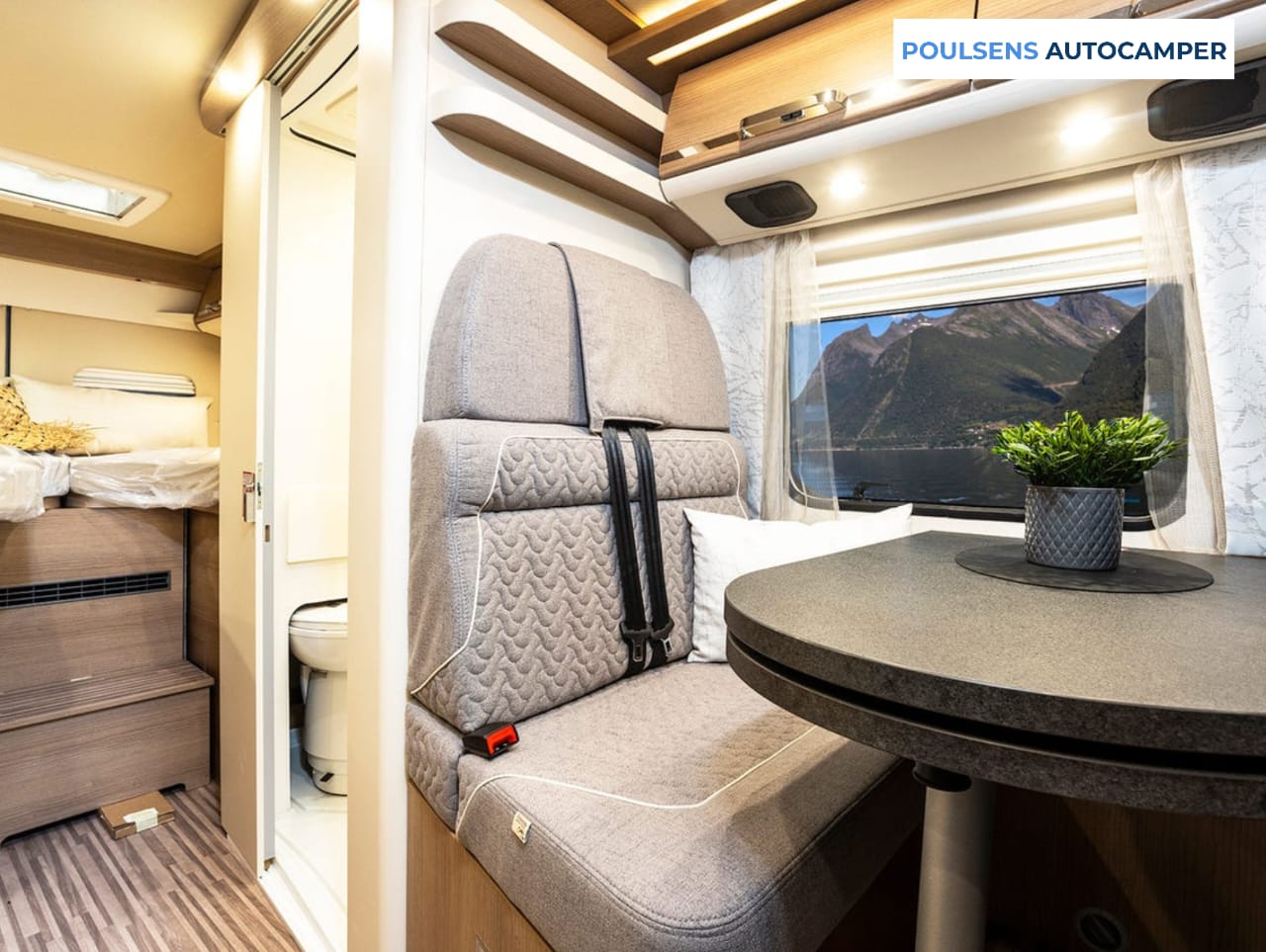 Salon intérieur du camping-car urbain Carthago 640 LE CHARMING GT 2023 avec banquettes et moquette amovible