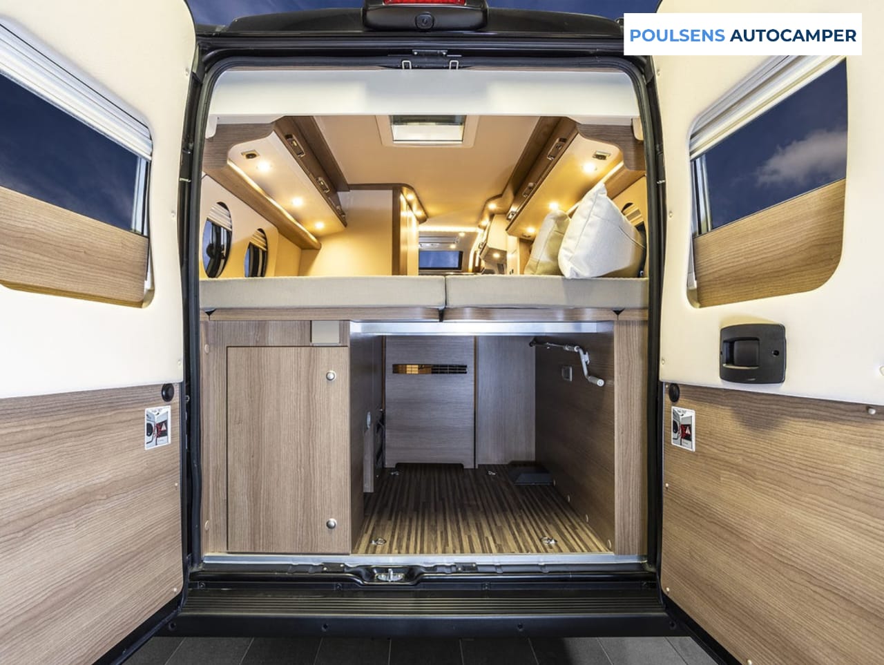 Vue arrière de l'intérieure du camping-car urbain Carthago Van 640 2023 d’occasion 