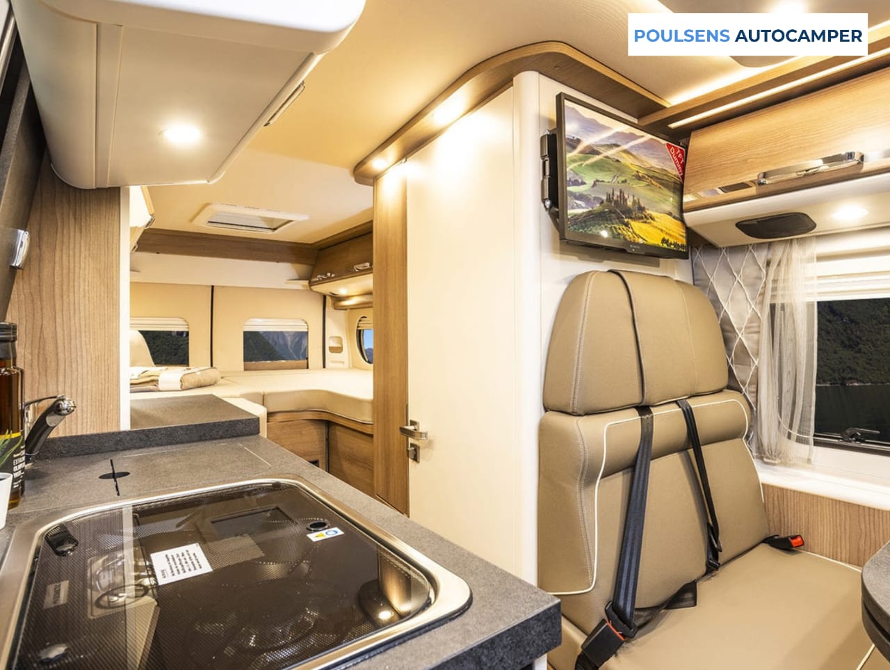 Salon intérieur du camping-car urbain Carthago Van 640 2023 d’occasion avec TV intégrée