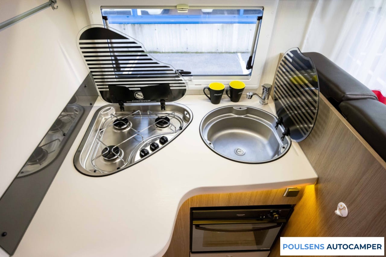 Cuisine du Challenger 398 XLB 2017 avec four et rangements