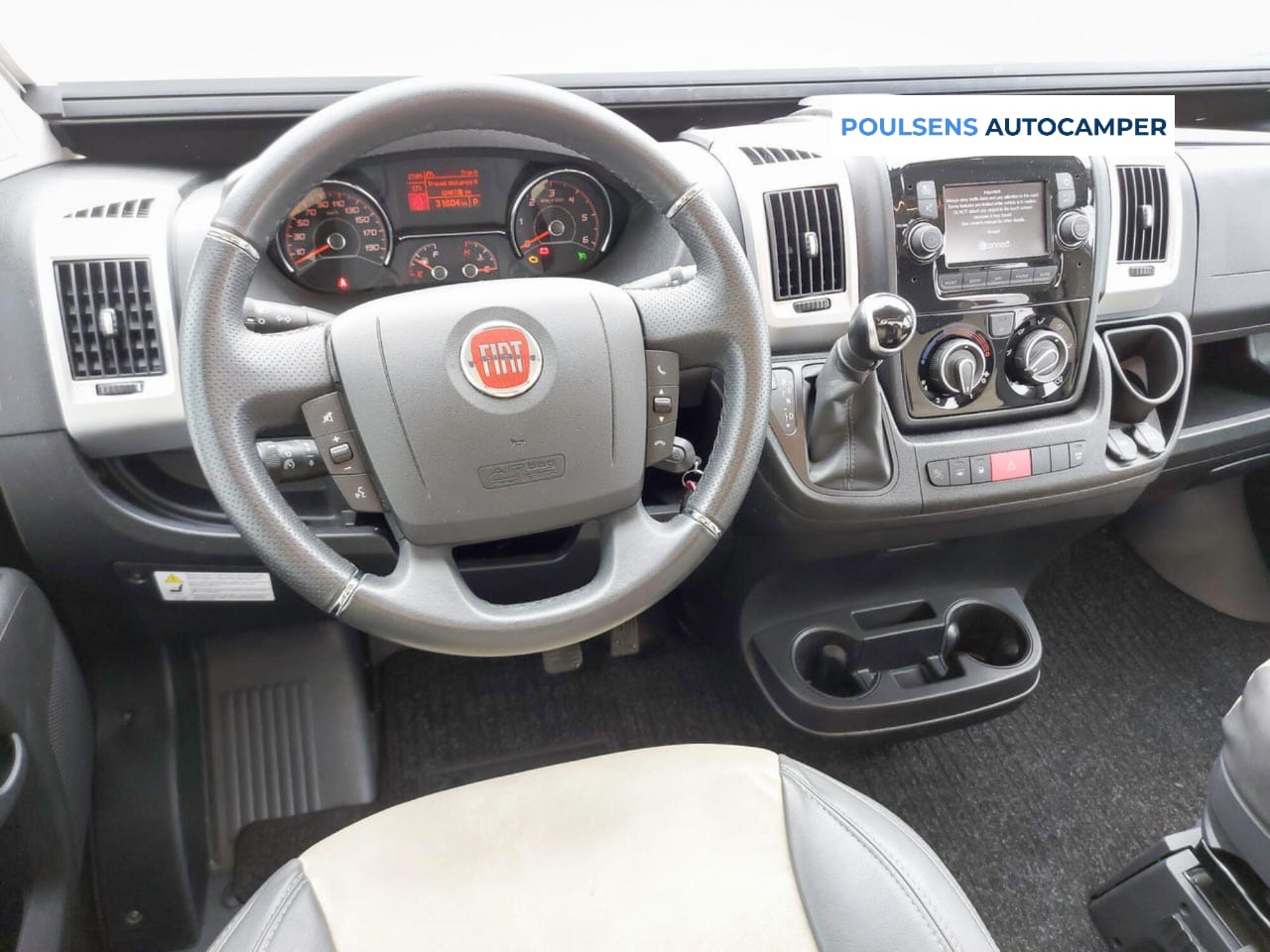 Cabine avant du Challenger Van Elegance V217 avec tableau de bord Fiat