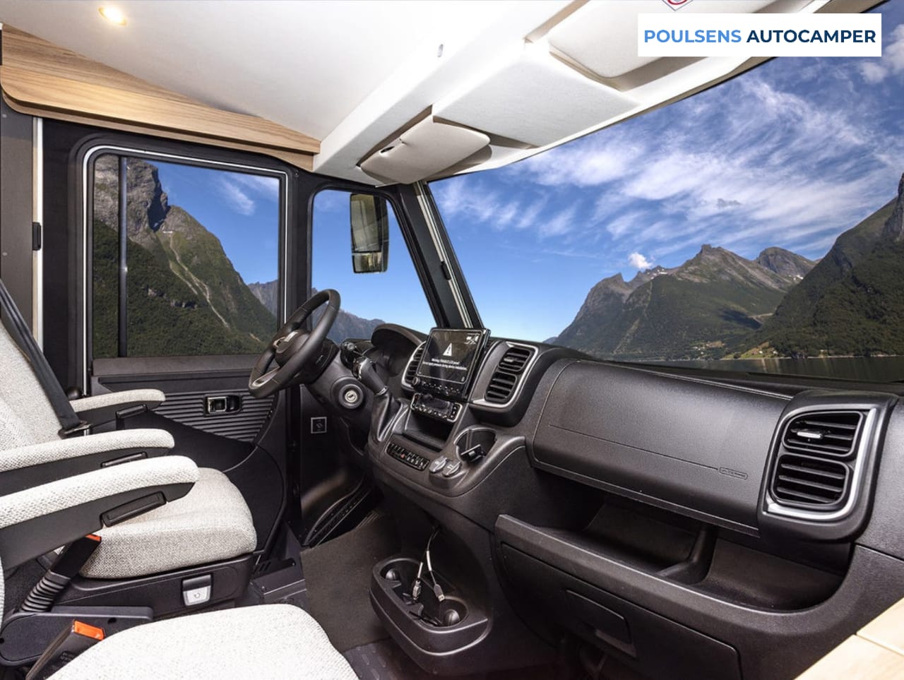 Cabine avant du camping-car intégré Dethleffs ALPA I 6820-2 2025 avec sièges pilote rotatifs et tableau de bord Fiat