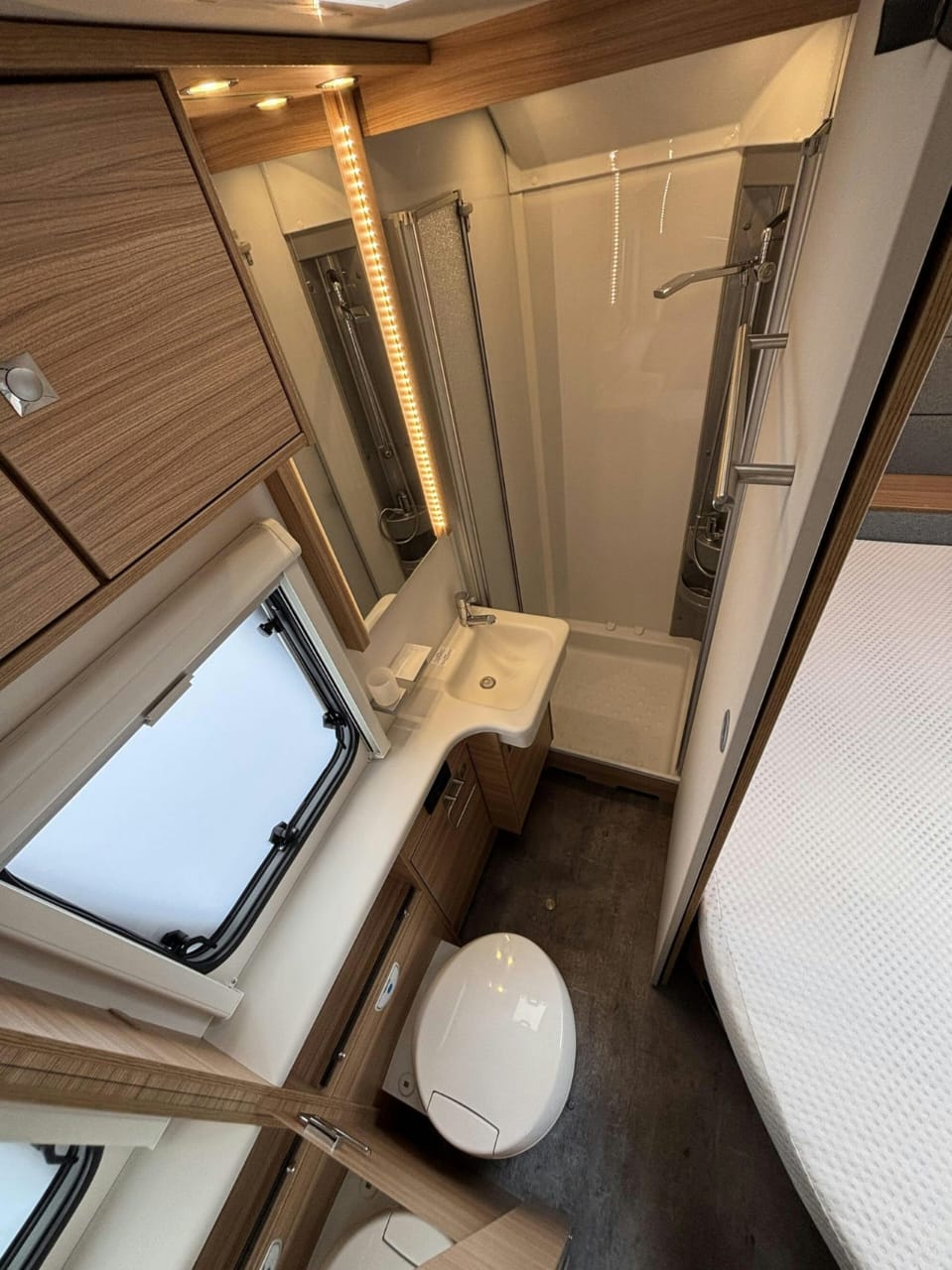 Salle de bain de la Dethleffs Camper 530 FSK