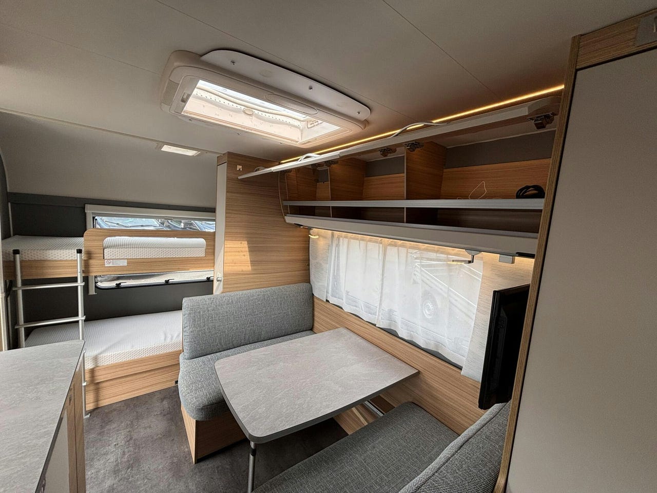 Salon intérieur de la Dethleffs Camper 530 FSK