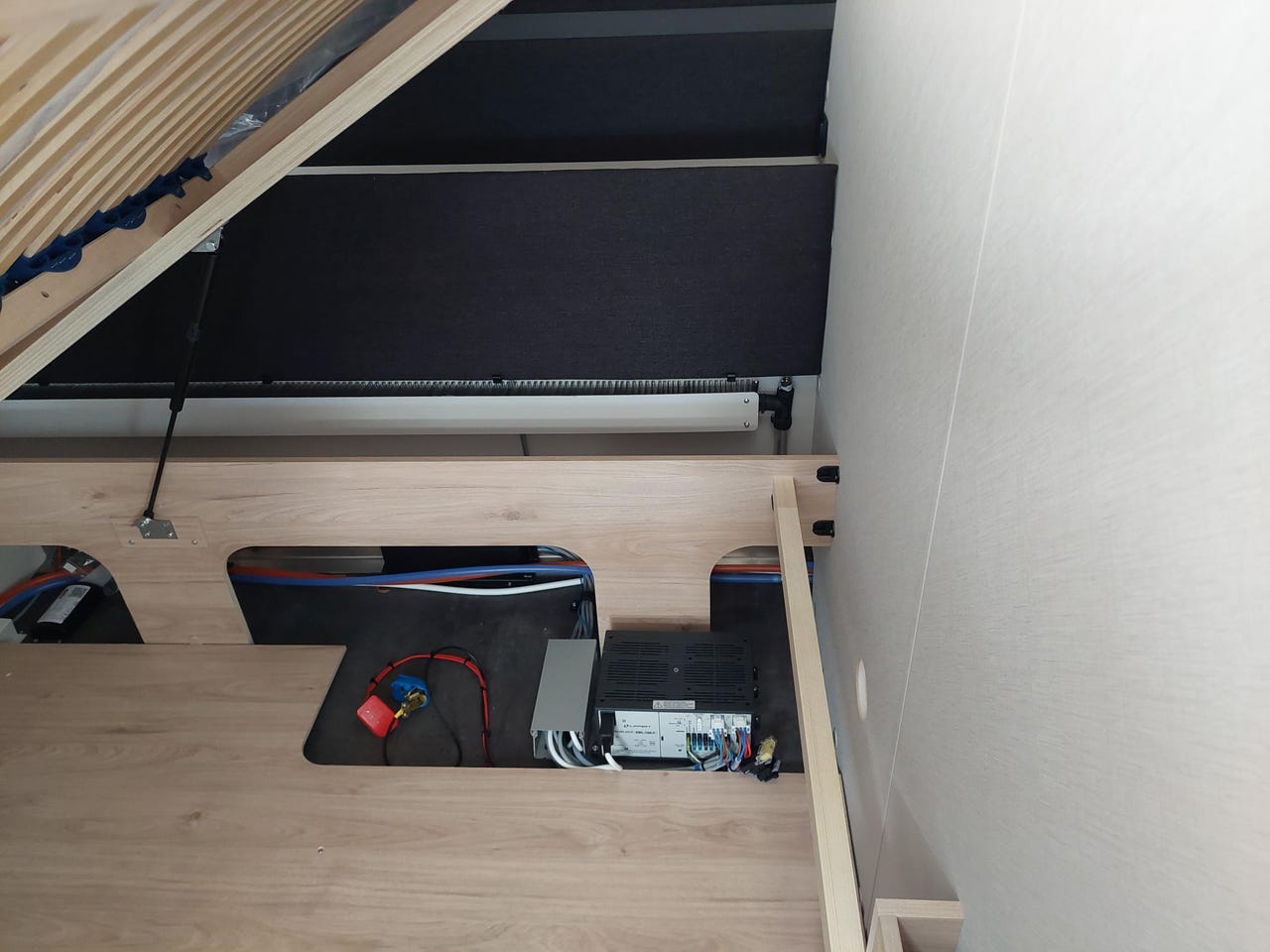 Coffre de rangement et trappes de la Dethleffs Camper 730 FKR SNOW