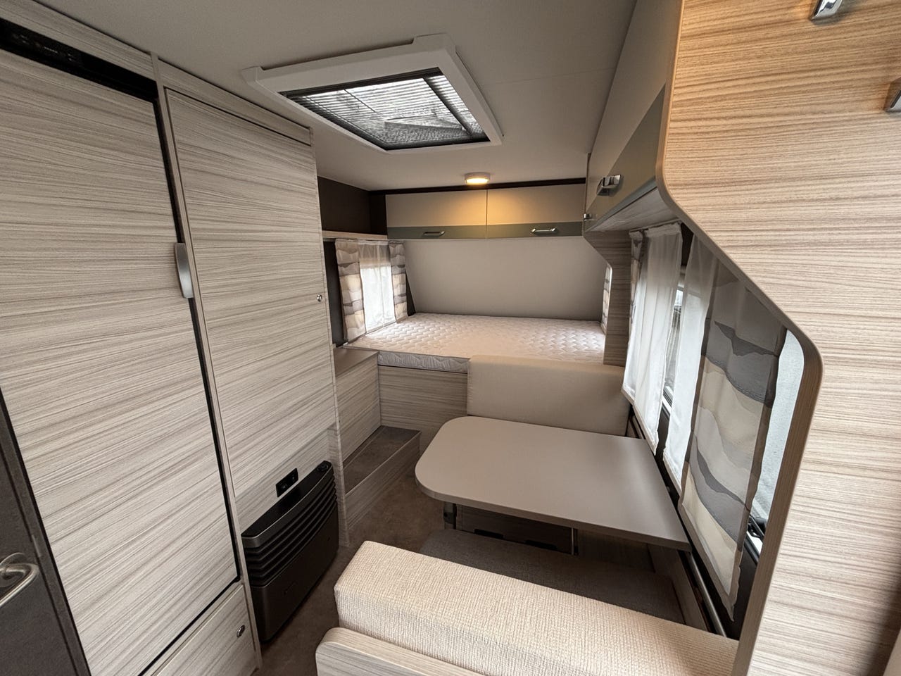 Salon intérieur de la Dethleffs C’joy 420 QSH