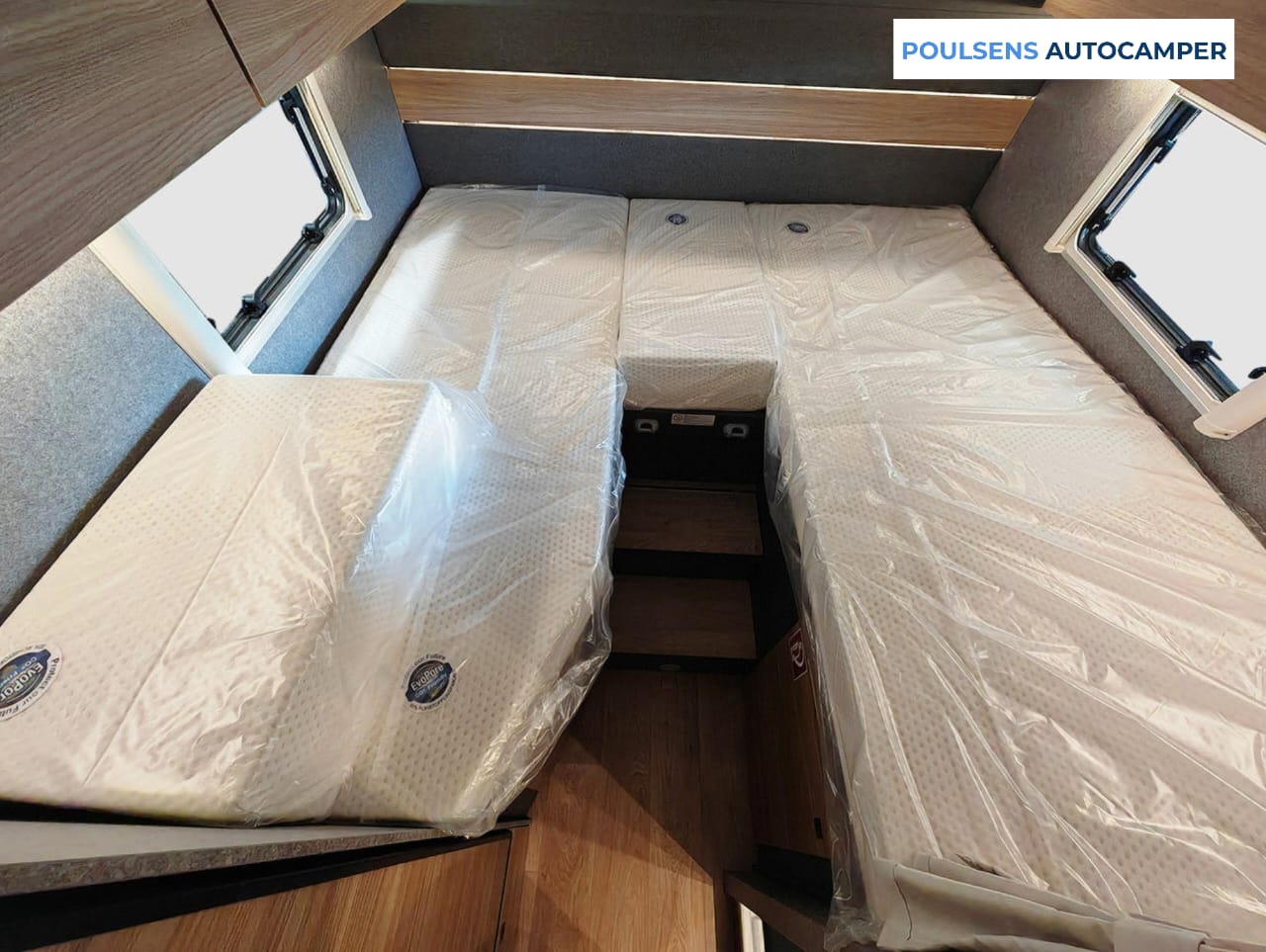Espace couchage du camping-car semi-intégré Dethleffs Globebus Performance T 46 4X4 2026 avec lit double confortable