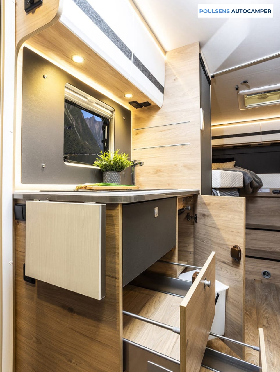 Cuisine du camping-car semi-intégré Dethleffs Globebus Camp Active T 4 2026 avec réfrigérateur pratique, rangements et éclairage LED
