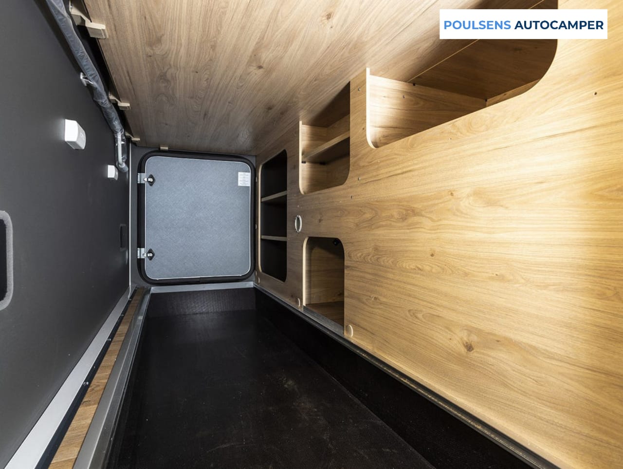 Salle de bain compacte du camping-car semi-intégré Dethleffs Globebus Camp Active T 4 2026 avec rangements 