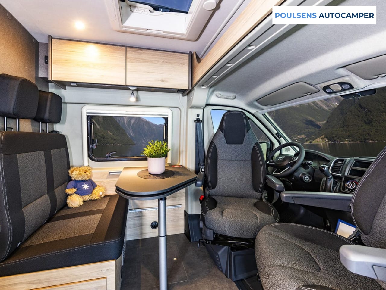 Cabine avant du camping-car urbain Dethleffs Globetrail 640 ES 2026 avec siège chauffeur, volant multifonction et siège passager