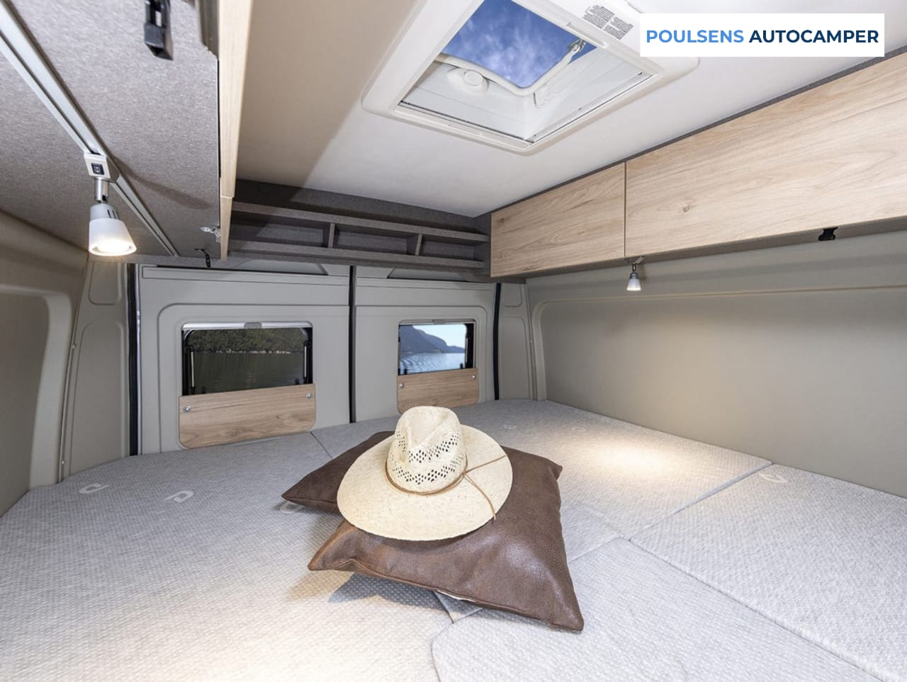 Espace couchage du camping-car urbain Dethleffs Globetrail 640 ES 2026 avec lit double confortable