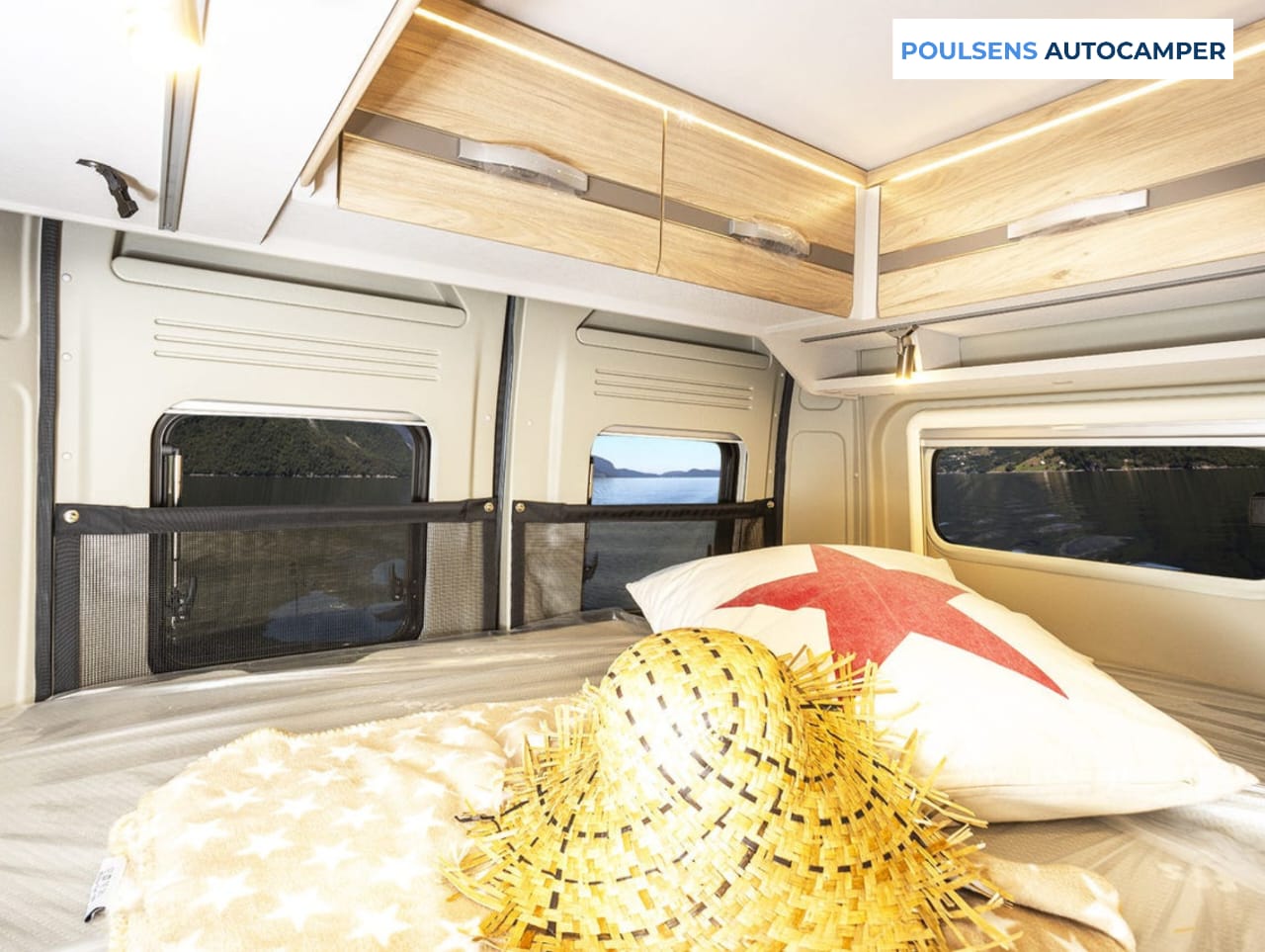 Espace couchage du camping-car urbain Dethleffs GLOBETRAIL CVD 540 DR 2025 avec lit transversal arrière
