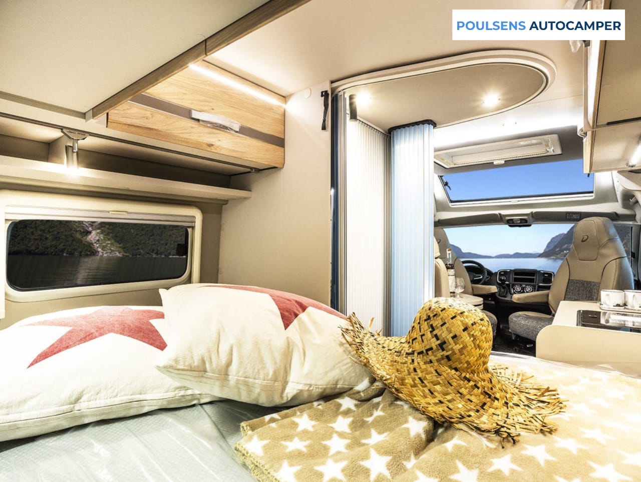 Espace couchage du camping-car urbain Dethleffs GLOBETRAIL CVD 540 DR 2025 avec lit transversal arrière