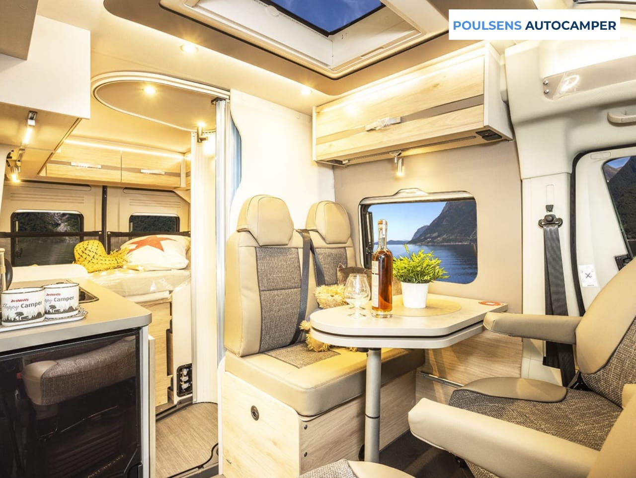 Salon intérieur du camping-car urbain Dethleffs GLOBETRAIL CVD 540 DR 2025 avec banquettes et éclairage LED