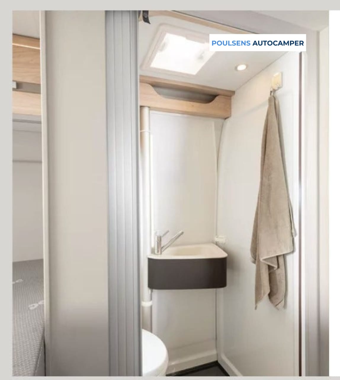 Salle de bain compacte du camping-car urbain Dethleffs GLOBETRAIL CVD 600 DS 2025 avec lavabo et rangements