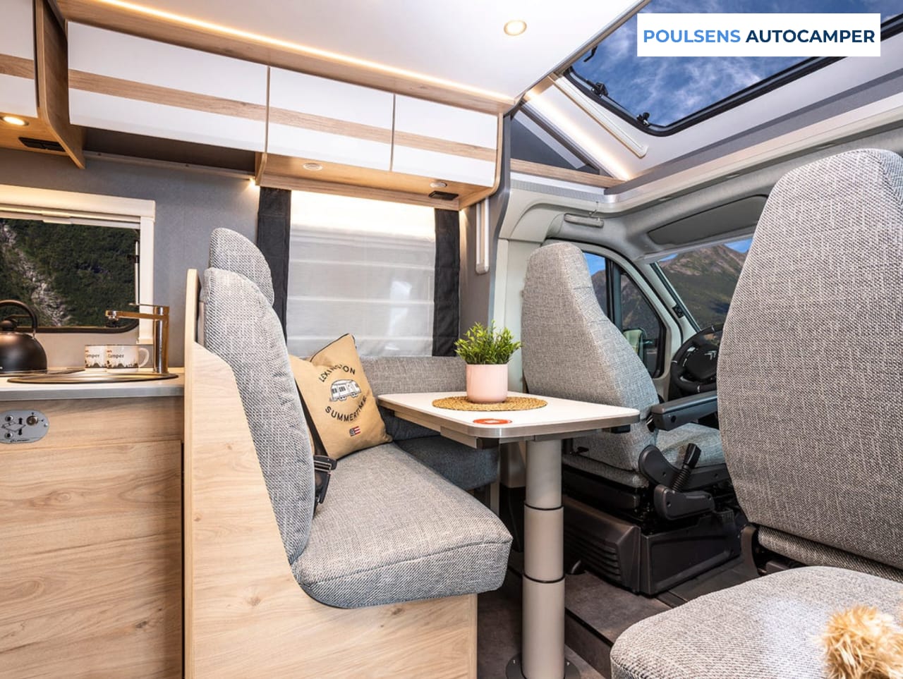 Salon intérieur du camping-car semi-intégré Dethleffs JUST CAMP T 6812 EB 2024 avec banquettes et éclairage LED