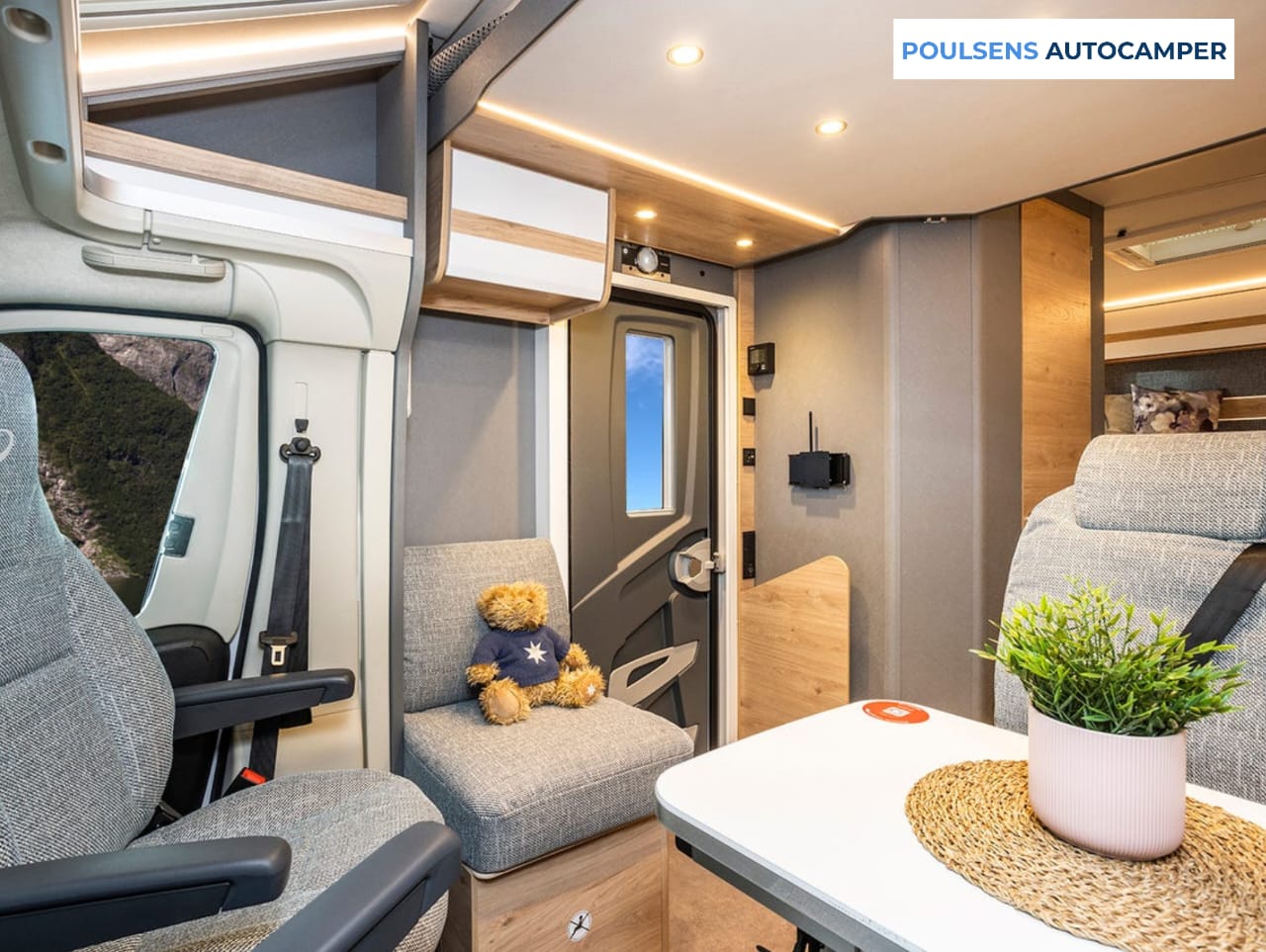 Salon intérieur du camping-car semi-intégré Dethleffs JUST CAMP T 6812 EB 2024 avec banquettes et éclairage LED