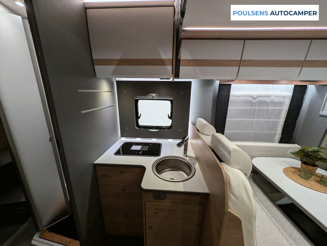 Cuisine du camping-car semi-intégré Dethleffs Just Camp T 7052 2026 avec réfrigérateur 137 L, four intégré et rangements modernes