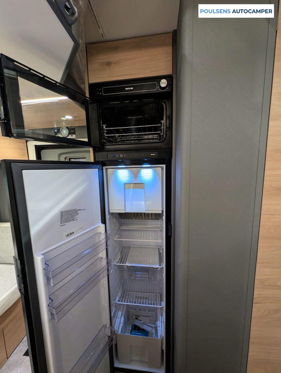 Cuisine du camping-car semi-intégré Dethleffs Just Camp T 7052 2026 avec réfrigérateur 137 L, four intégré et rangements modernes