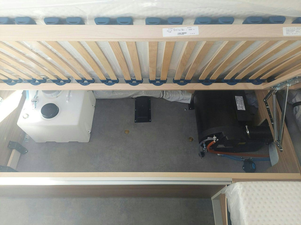 Coffre de rangement et trappes de la Dethleffs Nomad 490 EST