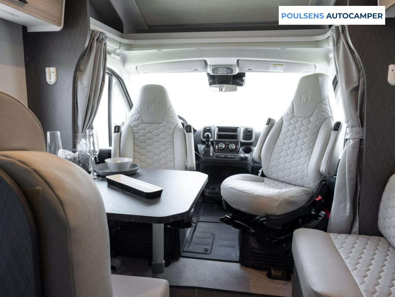 Salon intérieur du camping‑car Etrusco T 7.4 SB 2026 avec banquettes et éclairage LED