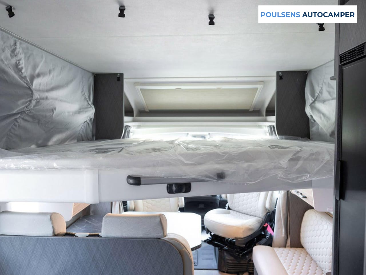 Espace couchage du camping‑car Etrusco T 7.4 SB 2026 avec lit central et lit pavillon