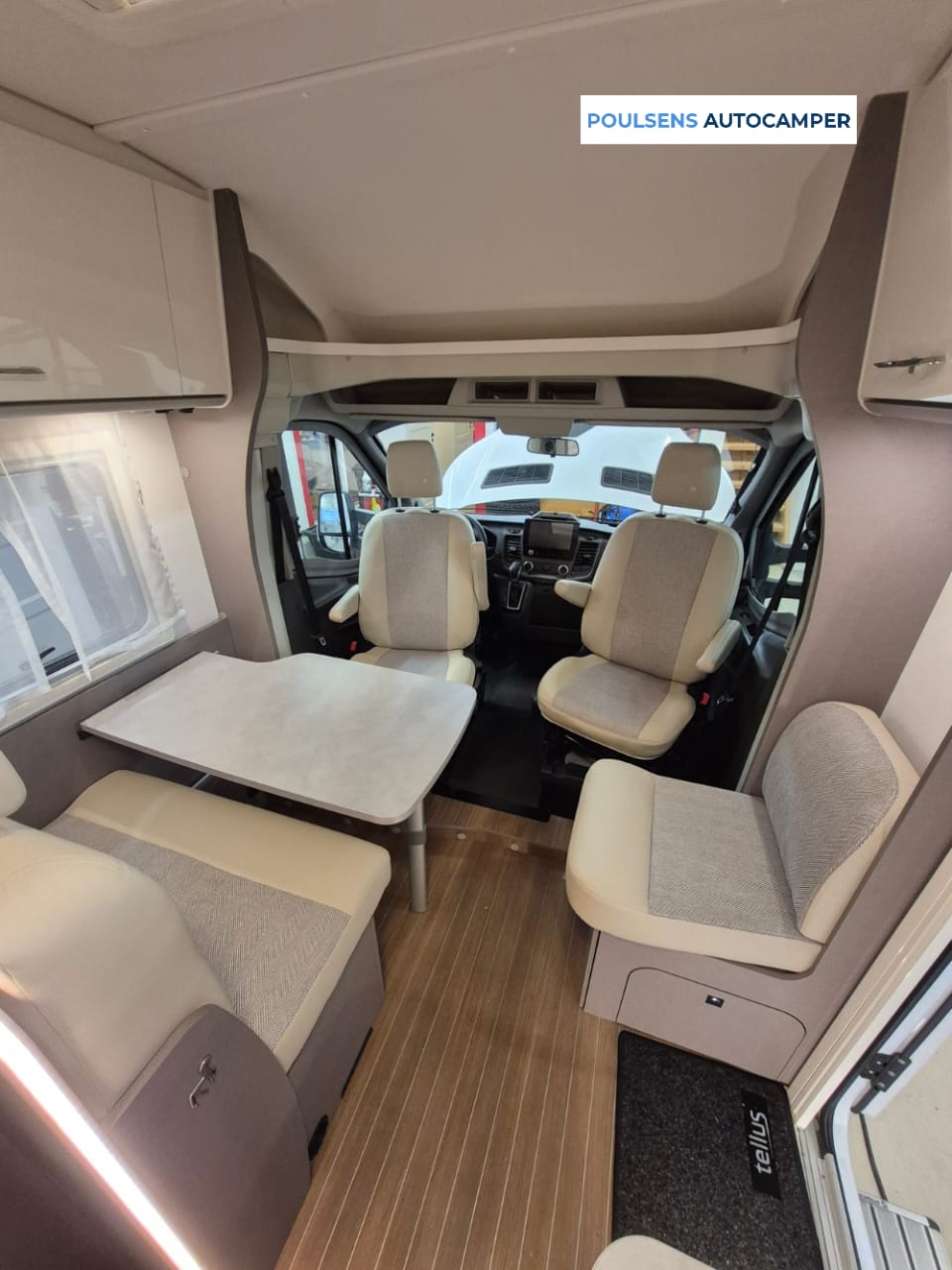 Salon intérieur du camping-car semi-intégré Etrusco V6.6 SF 2023 d’occasion avec banquettes et éclairage LED