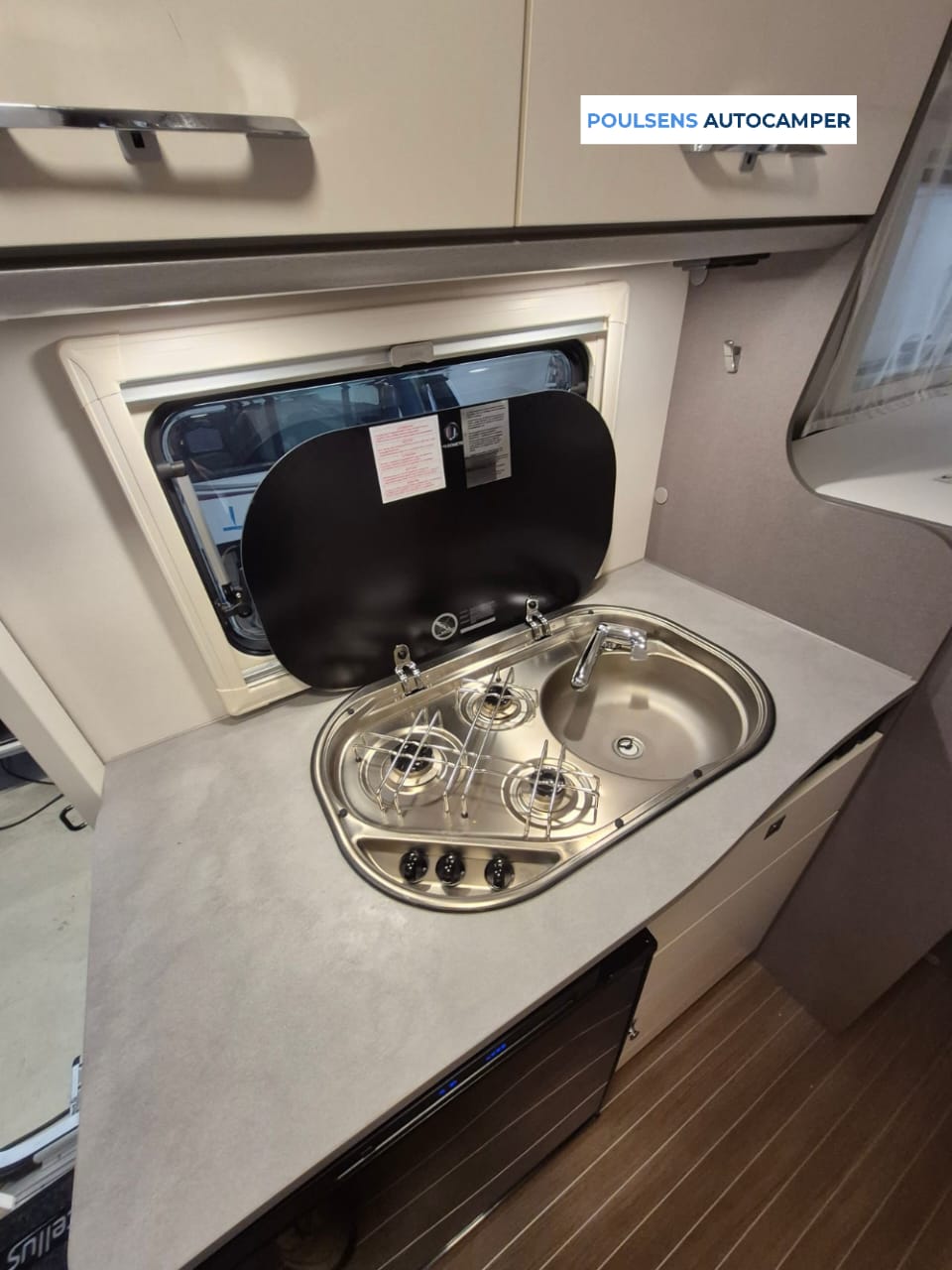 Cuisine du camping-car semi-intégré Etrusco V6.6 SF 2023 d’occasion avec réfrigérateur et rangements