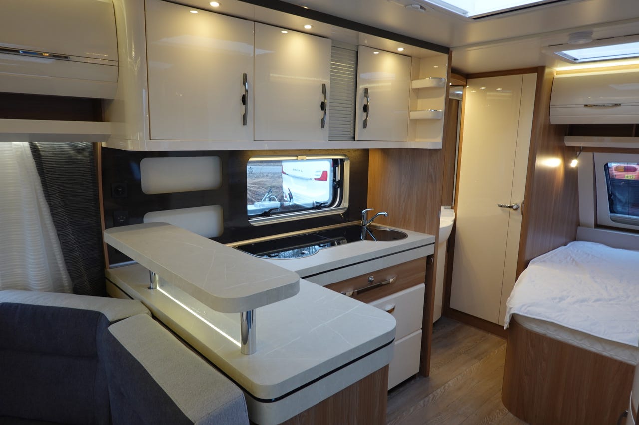 Cuisine de la Hobby 560 CFe Excellent avec congélateur