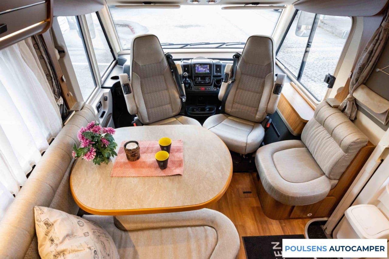 Salon intérieur du Hymer B 588 PL 2015 