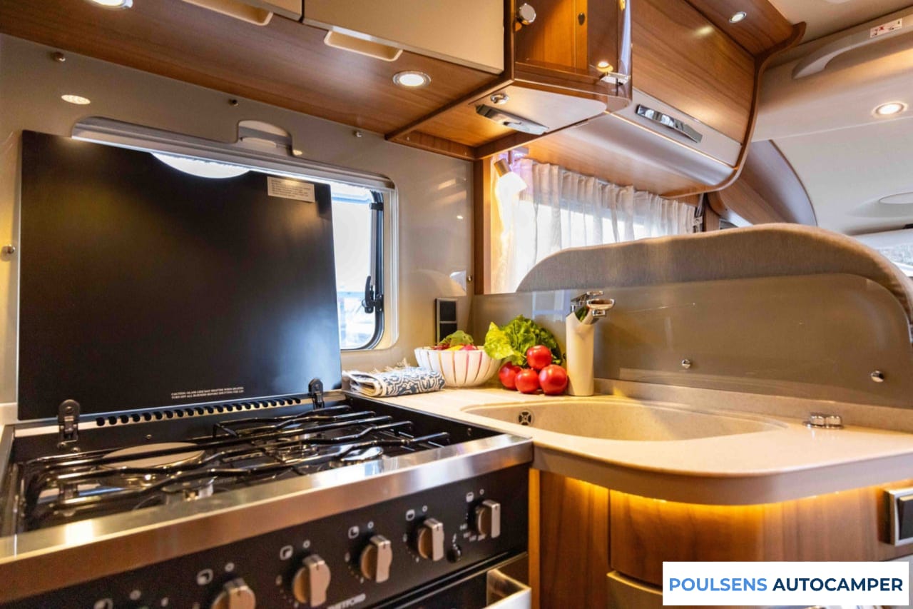 Cuisine du Hymer B 588 PL 2015 avec four et rangements