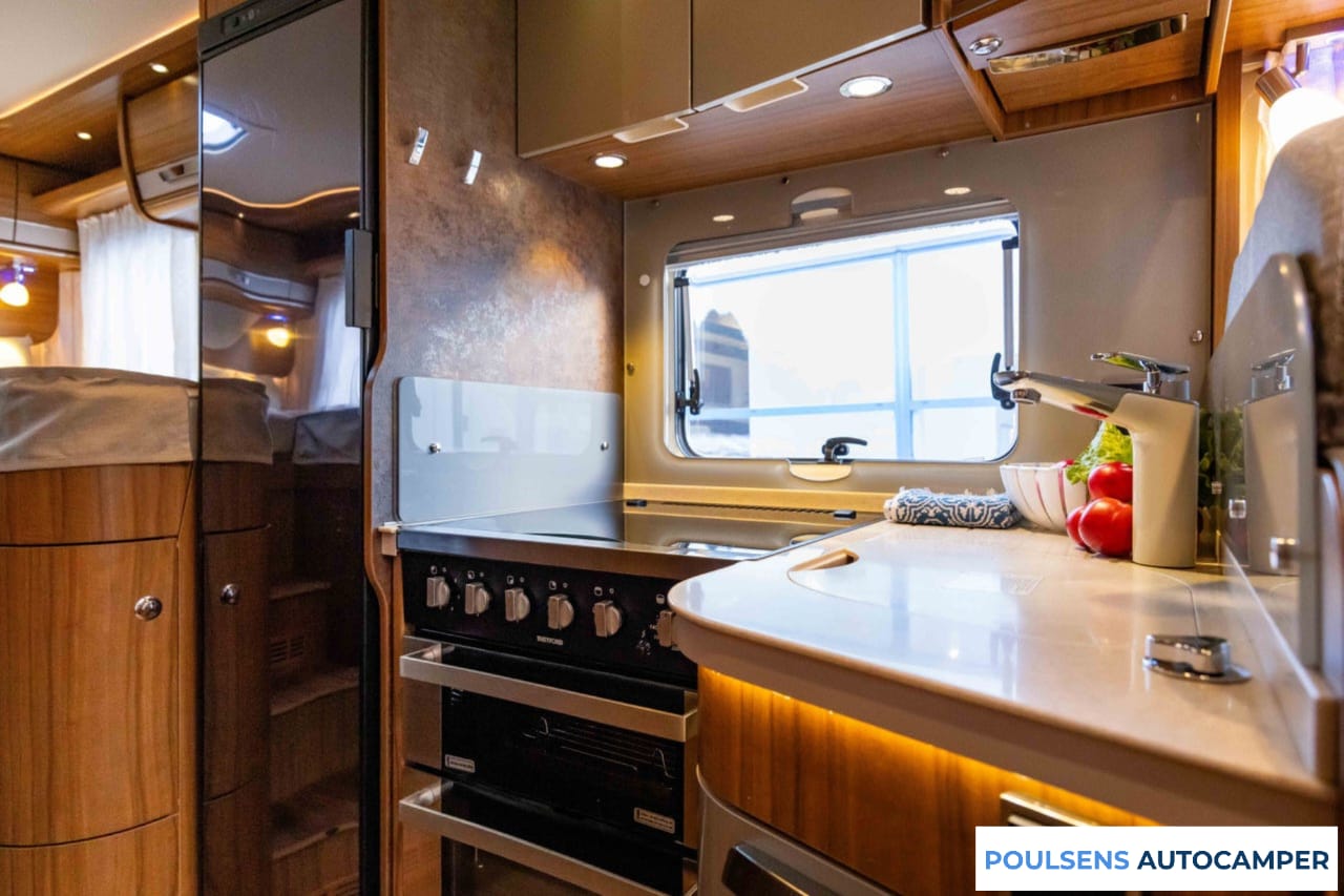 Cuisine du Hymer B 588 PL 2015 avec four et rangements