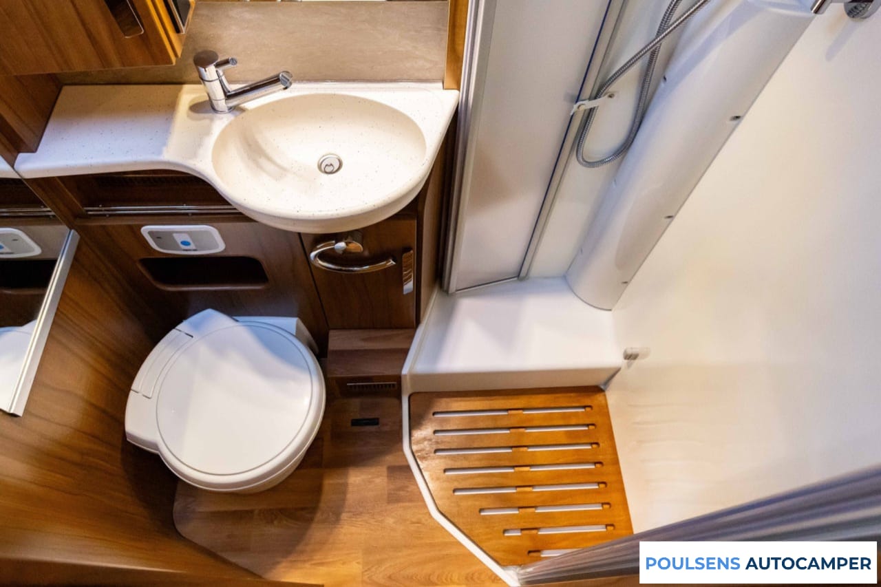 Salle de bain du Hymer B 588 PL 2015 avec douche et toilettes