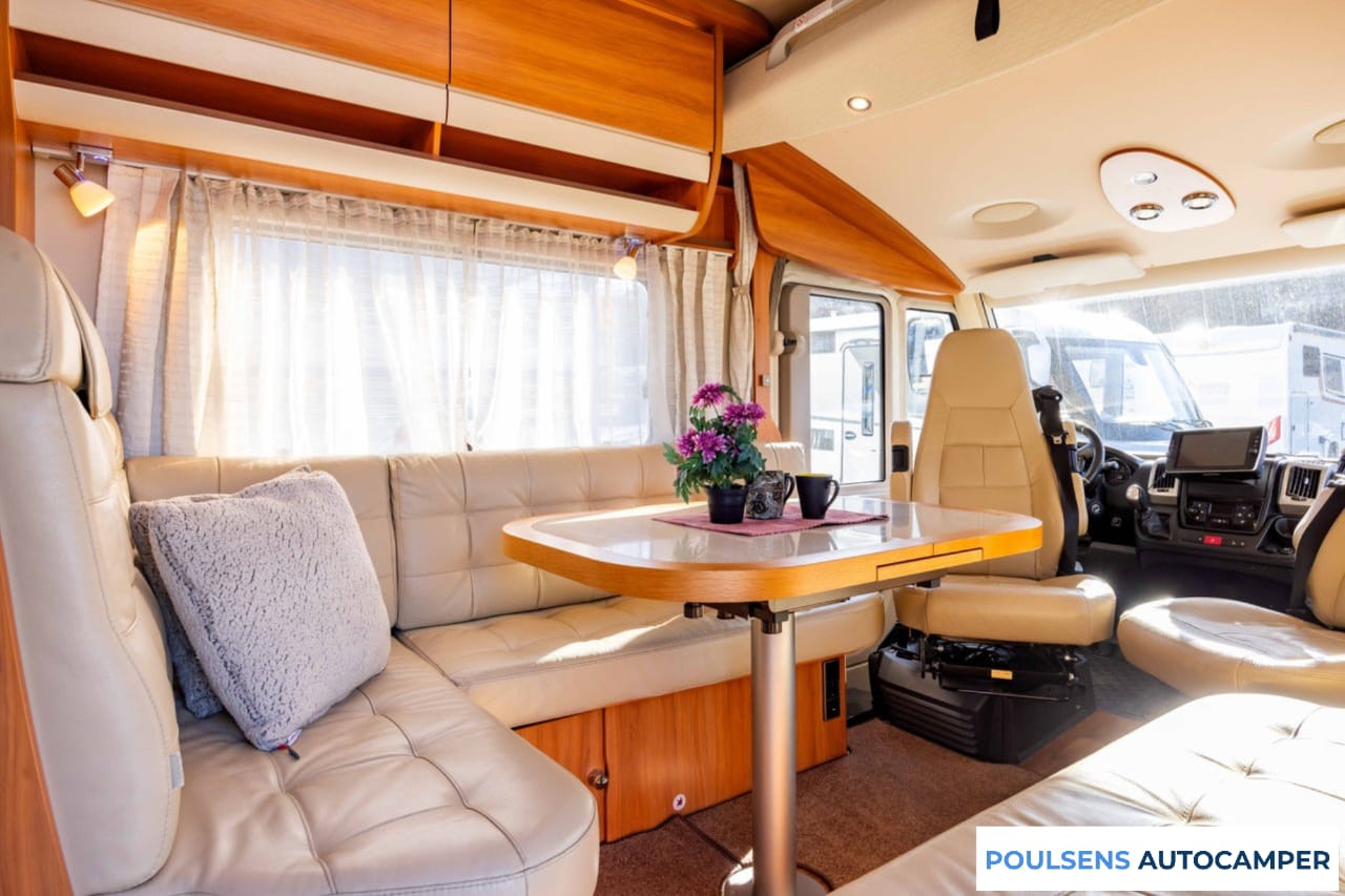 Salon intérieur du Hymer B 878 SL 2017 avec lit pavillon