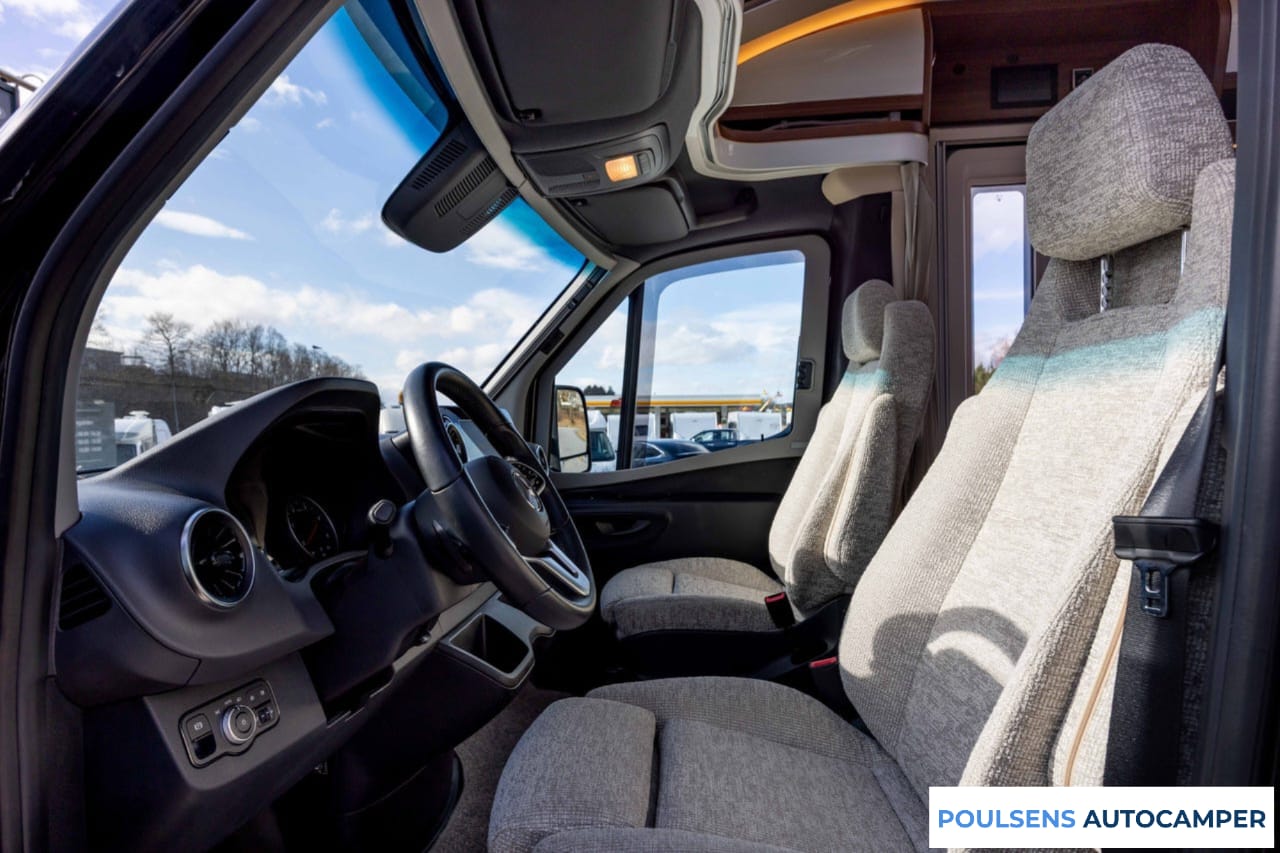 Cabine avant du Hymer BMC T 580 2022 avec tableau de bord Mercedes
