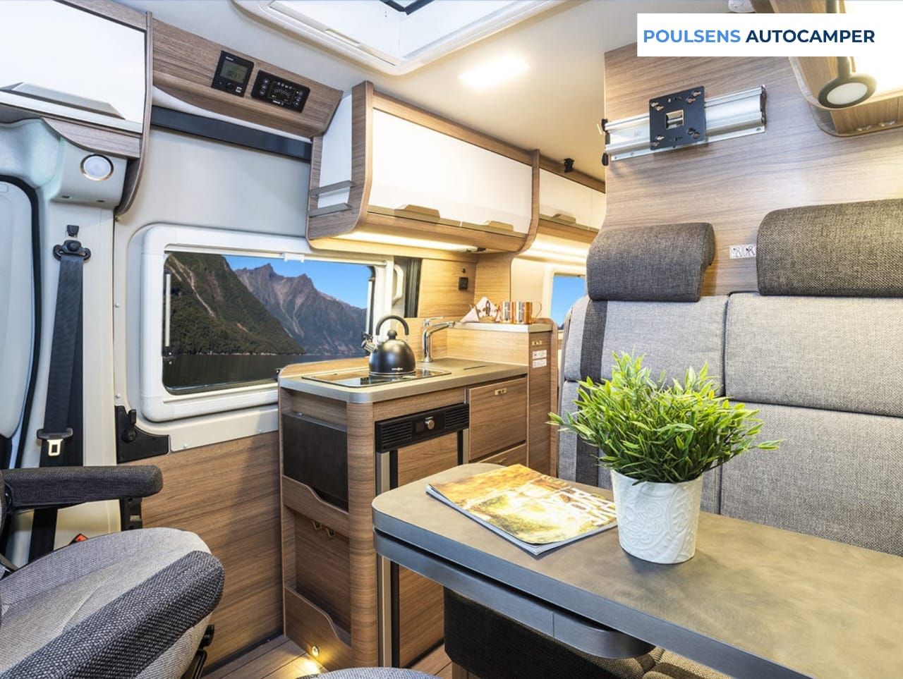 Salon intérieur du camping-car urbain Knaus BOXLIFE 600 ME 2023 d’occasion avec banquettes et éclairage LED