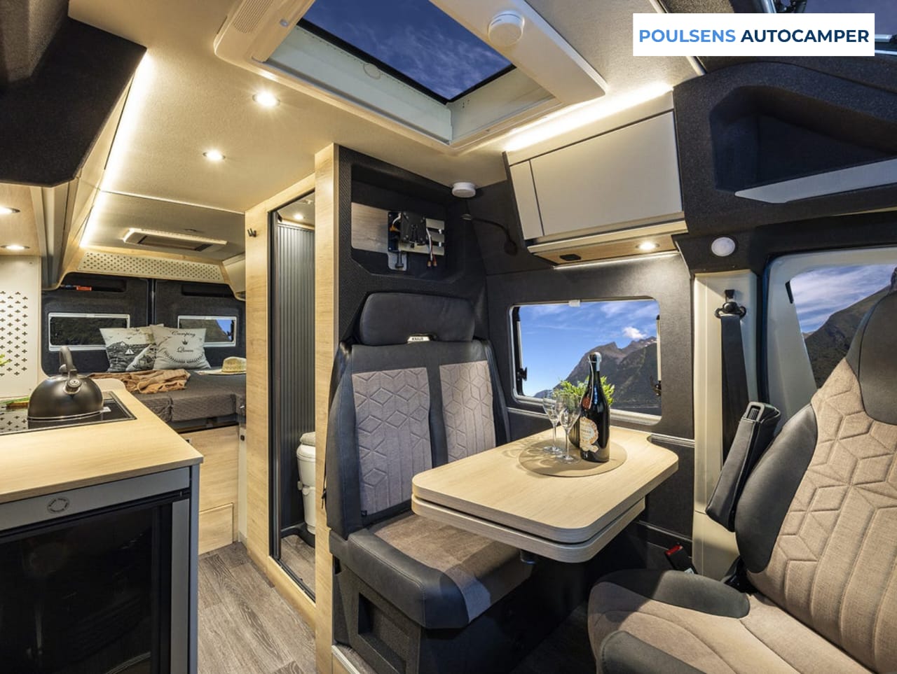Salon intérieur du camping-car urbain Knaus BOXTIME 630 ME 2026 avec banquettes et éclairage LED