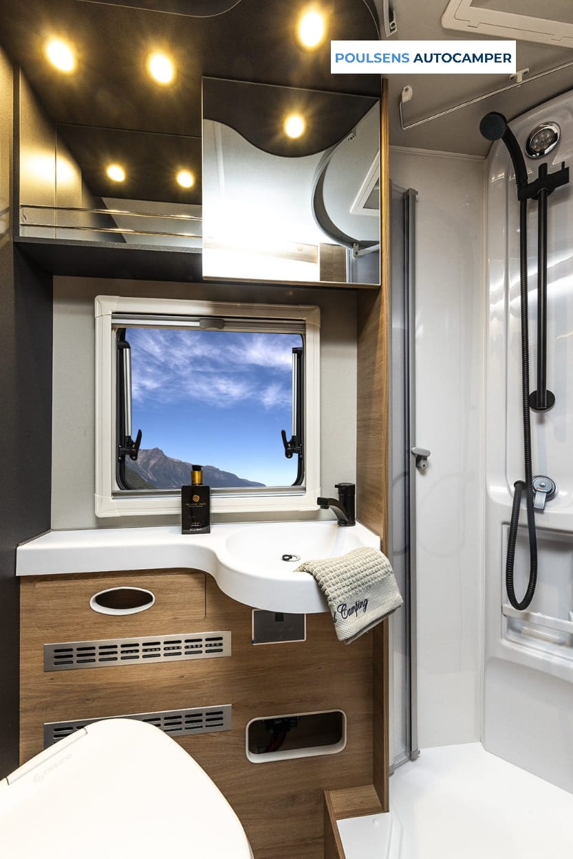 Salle de bain du camping-car semi-intégré Knaus LIVE TI 700 MEG Platinum Selection 2026 avec douche et fenêtre