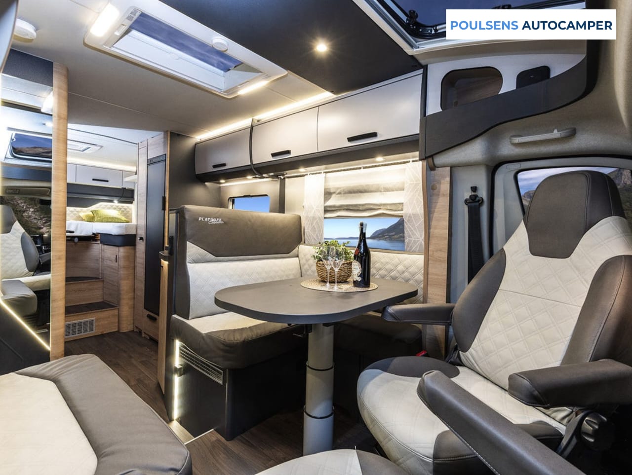 Salon intérieur du camping-car semi-intégré Knaus LIVE TI 700 MEG Platinum Selection 2026 avec banquettes et table télescopique